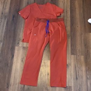 Figs LIMITED EDITION Scrub Set in Auburn, Medium Petite